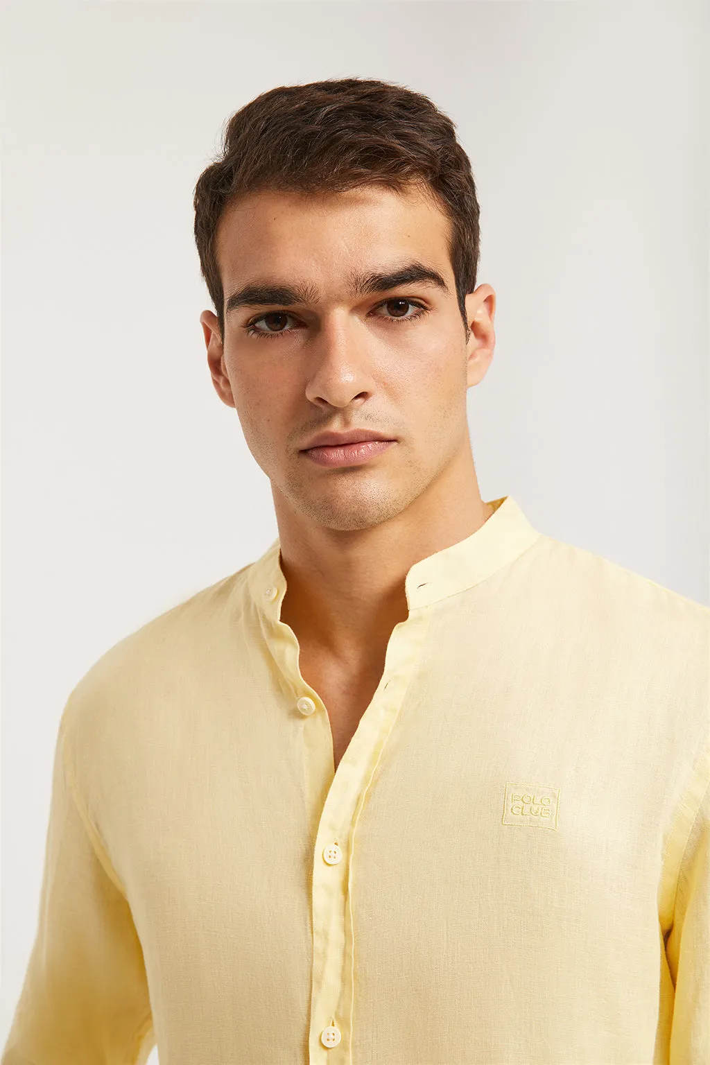 Camisa de lino amarilla con cuello mao y logo bordado