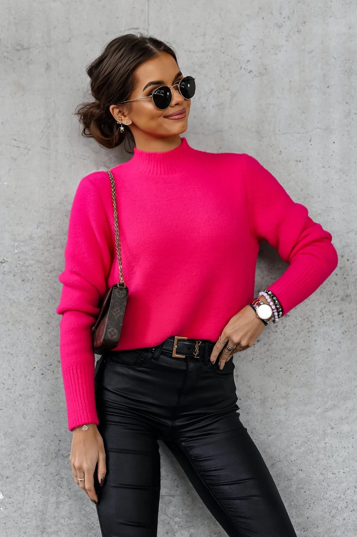 Maglione oversize a collo alto fucsia in filato soffice con collo e polsini alti a coste